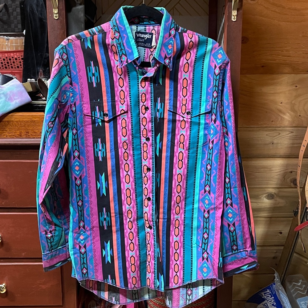 SHIPS FREE! Vtg Wrangler Cowboy Cut Button Down